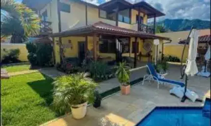 Linda Casa a venda em Vargem Pequena em Cond. fechado com 4 Suítes, sendo 1 no térreo, Sauna, piscina e churrasqueira!