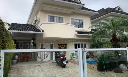 LINDA CASA A VENDA EM VARGEM PEQUENA COM 4 QUARTOS 2 SUÍTES, PISCINA, CHURRASQUEIRA, COND. CLUBE !