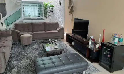 Sobrado para venda possui 307 metros quadrados com 3 quartos em Vila Curuçá - Santo André - SP