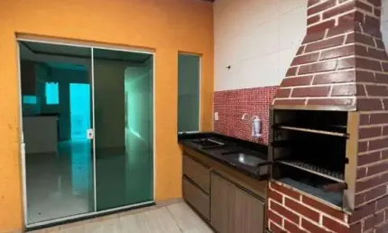 Sobrado Individual à Venda ao Lado da Estação Dom Bosco – 3 Dormitórios, Suíte e Quintal com Churrasqueira