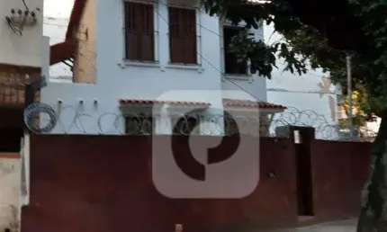 Excelente casa junto a Pinto Guedes , para residência ou comércio!