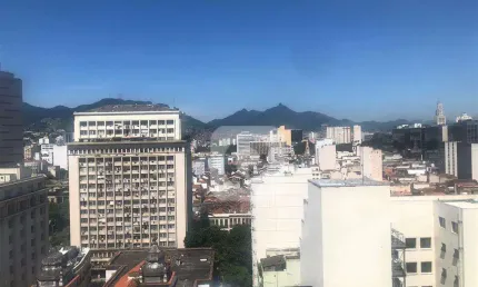 Ampla sala dividida em duas, junto ao metrô da Uruguaiana