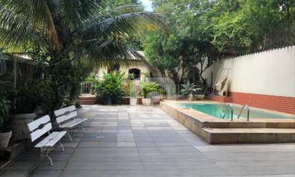 Excelente casa linear, com 3 quartos , 2 vagas, piscina  e churrasqueira