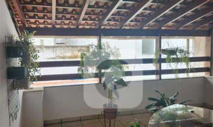 Casa de vila perto do Shopping Tijuca, a 5 minutos do metrô Saens Pena.