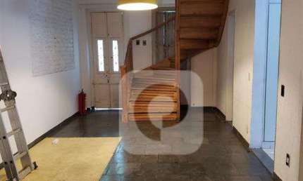 Excelente casa de frente com  312m² com vaga de garagem próximo a