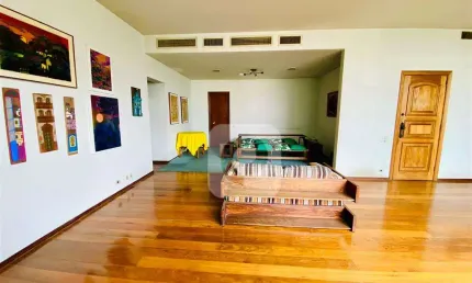 Tijuca área nobre. 4 quartos com  200 metros quadrados e 2 vagas cobertas e sôltas.