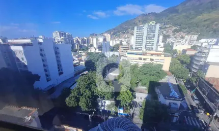 Sala comercial  na Praça Saens Pena com vaga na escritura.