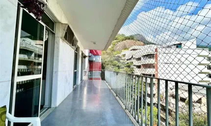 Apartamento de 3 quartos com varanda e 2 vagas de garagem .