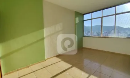 Apartamento de dois  quartos reformado, próximo ao Largo do Verdun