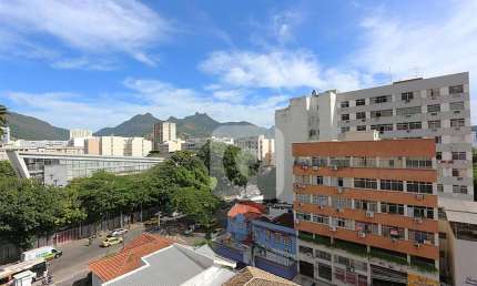 Conjugado com banheiro reformadíssimo e linda vista ao lado do Metrô estação Saens Peña.