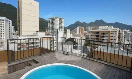 COBERTURA TRIPLEX  DE 200m2 COM 3 QUARTOS E DUAS SUITES, DECK E PISCINA .