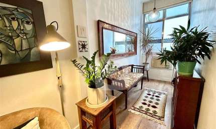 APARTAMENTO 2 QUARTOS E DEPENDENCIA COMPLETA A 8 MINUTOS DO METRÔ
