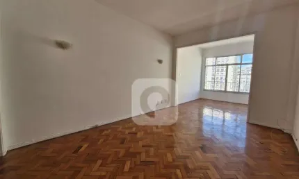 Apartamento de dois quartos, frente para a Praça Afonso Pena.