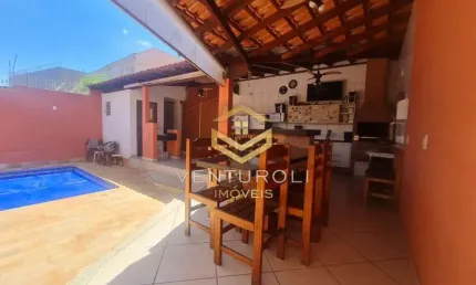 Residência Charmosa com 3 Quartos, 2 Suítes e Piscina!!