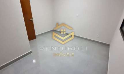 Ampla casa com 3 quartos, suíte, garagem para 3 carros e quintal espaçoso !
