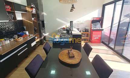 Casa à venda com 1 dormitório, closet, churrasqueira e 2 vagas de garagem