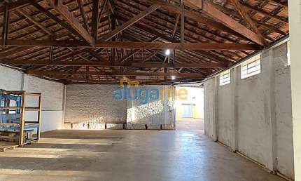 Aluguel de Espaçoso Galpão Comercial no Centro da Cidade