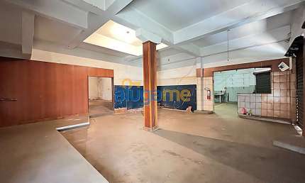 Galpão comercial na Vila Maceno, rua movimentada, com 300 m² e 3 ambientes.