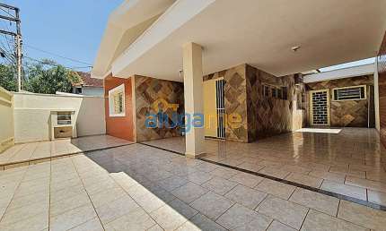 Casa no bairro Vila Imperial com 3 dormitórios, 02 banheiros e 3 vagas de garagem.