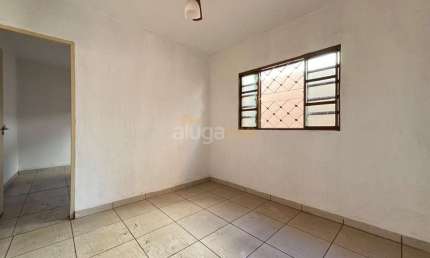 Casa residencial com 02 dormitórios e 02 vagas no bairro Jardim Itapema.