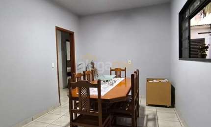 Casa no bairro Parque Glória III, com dois quarto e garagem.