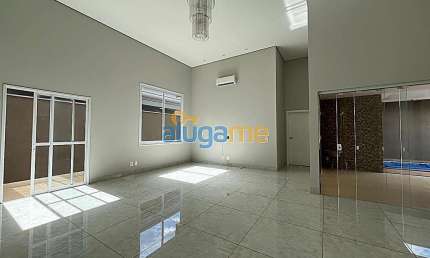 Casa no condomínio Gaivota II, com 4 suítes, varanda gourmet e piscina.