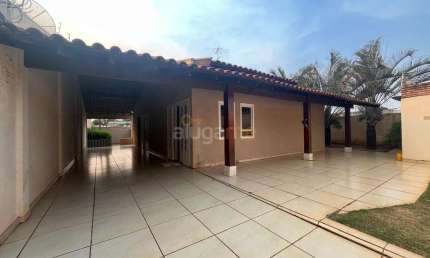 Casa com 03 dormitórios (sendo 01 suíte e 01 escritório), vaga para até 04 carros e ampla área de lazer com churrasqueira.