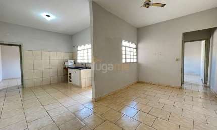 Casa residencial com 2 dormitórios (1 suíte) e quintal amplo, no Jd. Canaã.