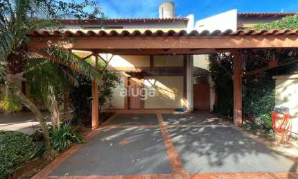 Sobrado no condomínio Green Village I, com 3 dormitórios (1 suíte) e 2 vagas.