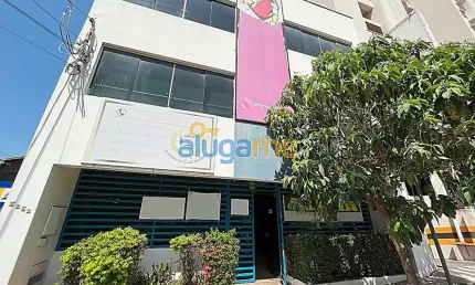 Prédio comercial no centro, com 15 salas e 5 banheiros, pronto para escola ou curso.