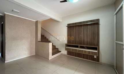 Sobrado no condomínio Villa Borghese II, com 02 dormitórios e 02 vagas, frente ao lazer.