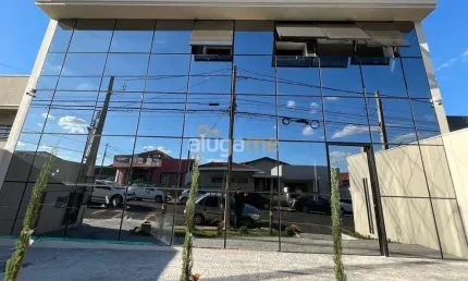 Prédio comercial no bairro Boa Vista, com um total de 10 salas, 05 banheiros e acessibilidade completa, com elevador.