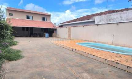 Casa com 2 dormitórios, com piscina e área de lazer