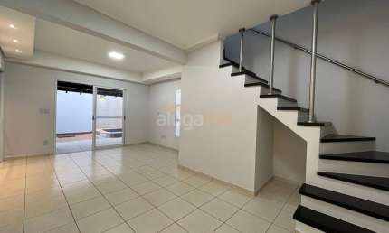 Sobrado no condomínio Las Palmas, zona sul, com 3 dormitórios, 2 banheiros, piscina e varanda com churrasqueira.