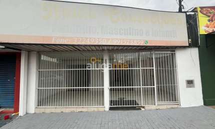 Salão comercial com ampla fachada, com cozinha e edícula nos fundos.