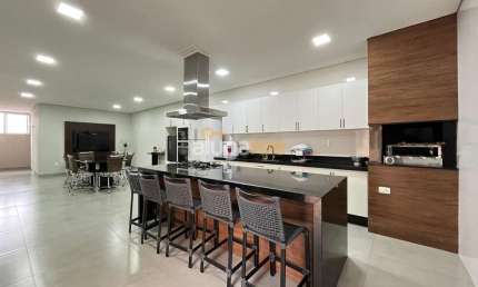 Casa reformada no Jardim Alto Rio Preto, com 03 suítes, 03 salas e ampla varanda gourmet coberta.
