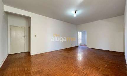 Apartamento de 02 dormitórios no centro, com elevador e portaria (sem garagem).