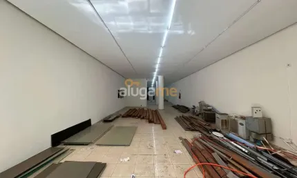 Salão comercial no centro com 352 m² a 01 quadra do fórum, na Rua Voluntários de São Paulo.