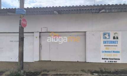 Oportunidade de locação de galpão no centro de cidade com cozinha e três quartos.
