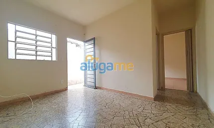 Casa no bairro Vila Imperial com 01 dormitório (fundos) e corredor para moto.