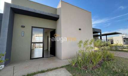 Casa nova no condomínio Fenhouse, com 03 dormitórios (1 suíte), rica em armários e com churrasqueira.