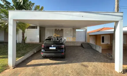 Casa no condomínio Belvedere com 03 dormitórios (sendo 01 suíte), varanda ampla e 02 vagas.