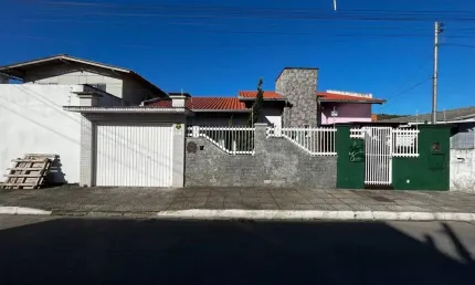 Espetacular casa Balneário Camboriú com sala comércio  .