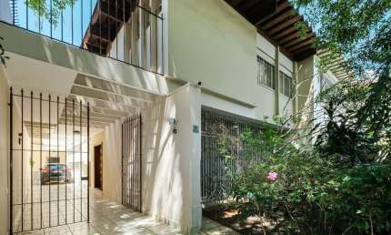 Funcional casa tipo para venda com 4 quartos, sendo 1 suíte, 269m²