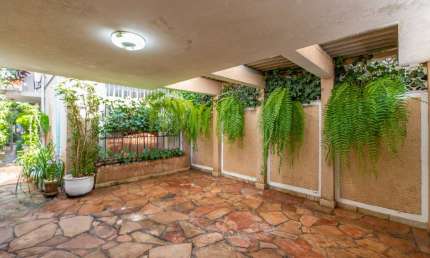 Confortável sobrado para venda com 4 quartos, sendo 1 suíte, 250m²