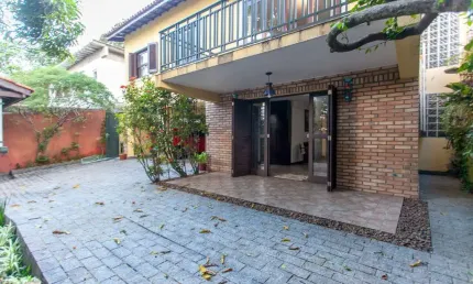 Confortável sobrado para venda em Vila Irmãos Arnoni com 4 quartos, sendo 2 suítes, 205m²