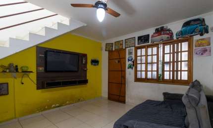 Funcional casa tipo para venda com 4 quartos, sendo 1 suíte, 111m²
