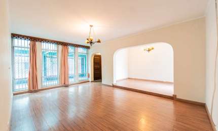 Versátil casa tipo para venda com 4 quartos, sendo 1 suíte, 299m²