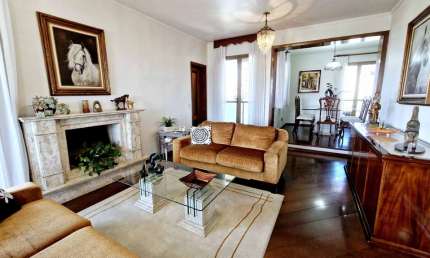 Confortável apartamento tipo para venda com 3 quartos, sendo 3 suítes, 216m²