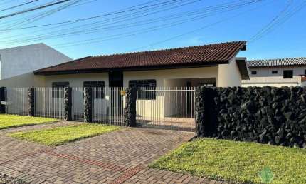 Casa com 3 dormitórios para alugar, 117 m² por R$ 3.015,00/mês - Universitário - Cascavel/PR